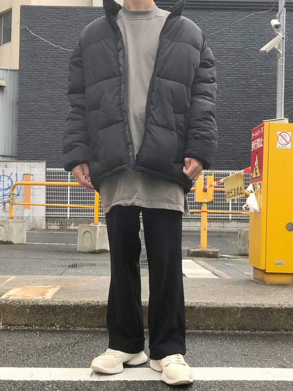 「シンプル、RICK OWENS、adidas、H&M、yohjiyamamoto、スニーカー、ビッグシルエット、オトナカジュアル、冬コーデ、韓国ファッション」｜「H&Mのアイテム（ダウンジャケット/コート、ブラック系）」を使った、ユウスケさん（メンズ・165cm）の冬コーディネートの1枚目の写真