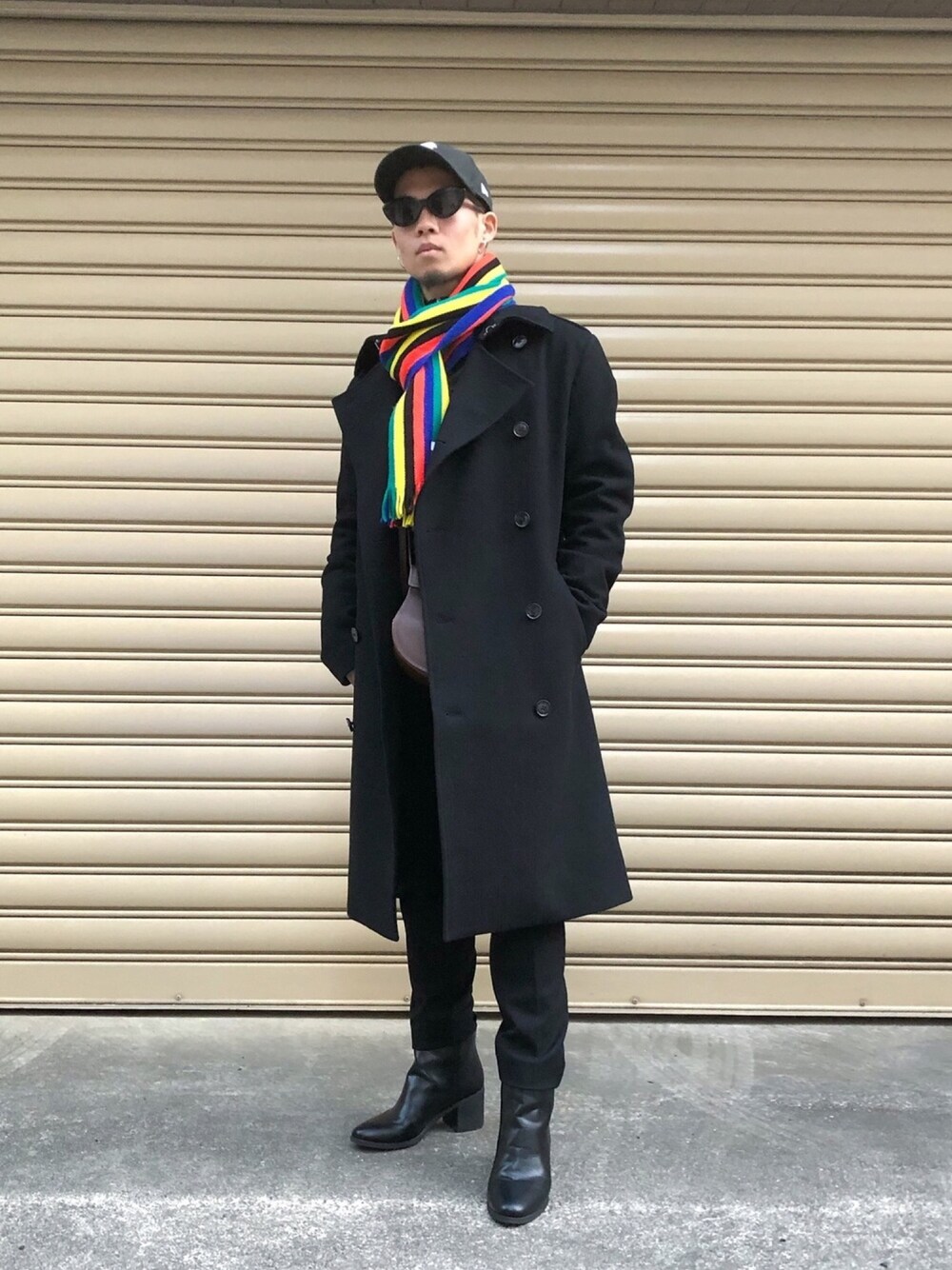 「Saint Laurent、H&M、J.W.anderson、NEW ERA、チョコ色に染まれ、モノトーン派？カラーコーデ派？、大人カジュアル、ストリート、モード、ブラック」｜「NEW ERAのアイテム（キャップ、ブラック系）」を使った、ユウスケさん（メンズ・165cm）の春コーディネートの1枚目の写真