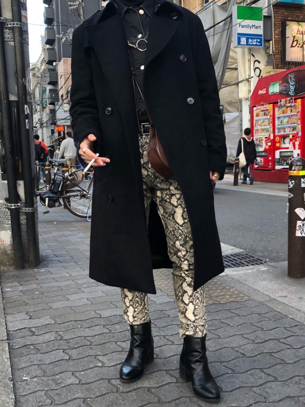 「Saint Laurent、H&M、パイソン柄、オトナカジュアル、モード、ストリート、street、classic、ブラック、きれいめカジュアル」｜「SAINT LAURENT PARISのアイテム（ショルダーバッグ、ブラウン系）」を使った、ユウスケさん（メンズ・165cm）の春コーディネートの1枚目の写真