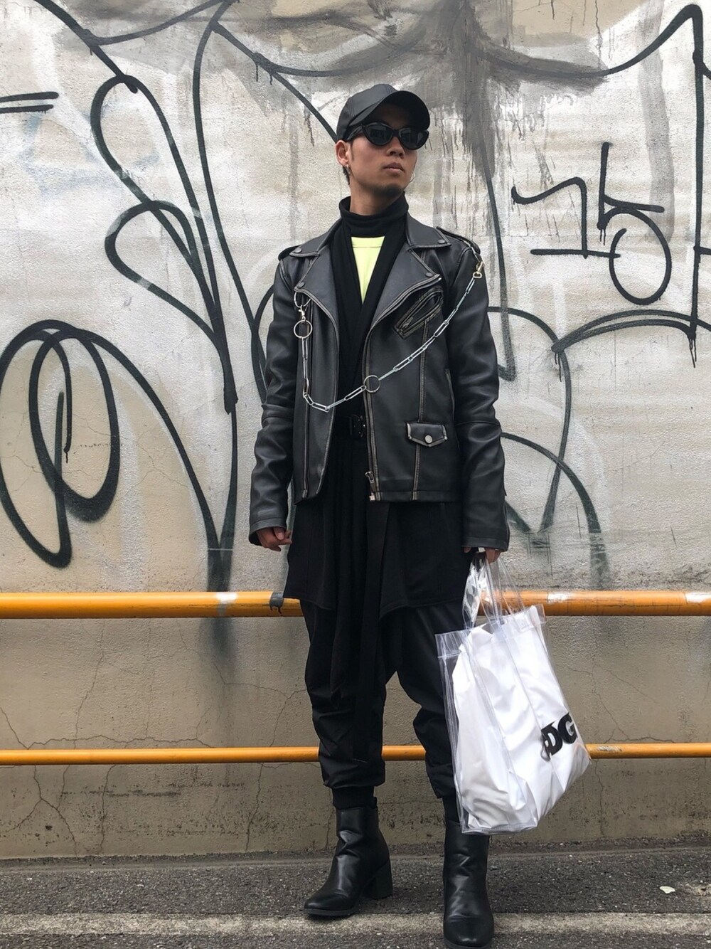「Alexander Wang、GU、ZARA、COMME des GARCONS、春コーデ、カジュアルコーデ、オトナカジュアル、ブラック、オールブラック、ストリート」｜「ZARAのアイテム（ライダースジャケット、ブラック系）」を使った、ユウスケさん（メンズ・165cm）の春コーディネートの1枚目の写真