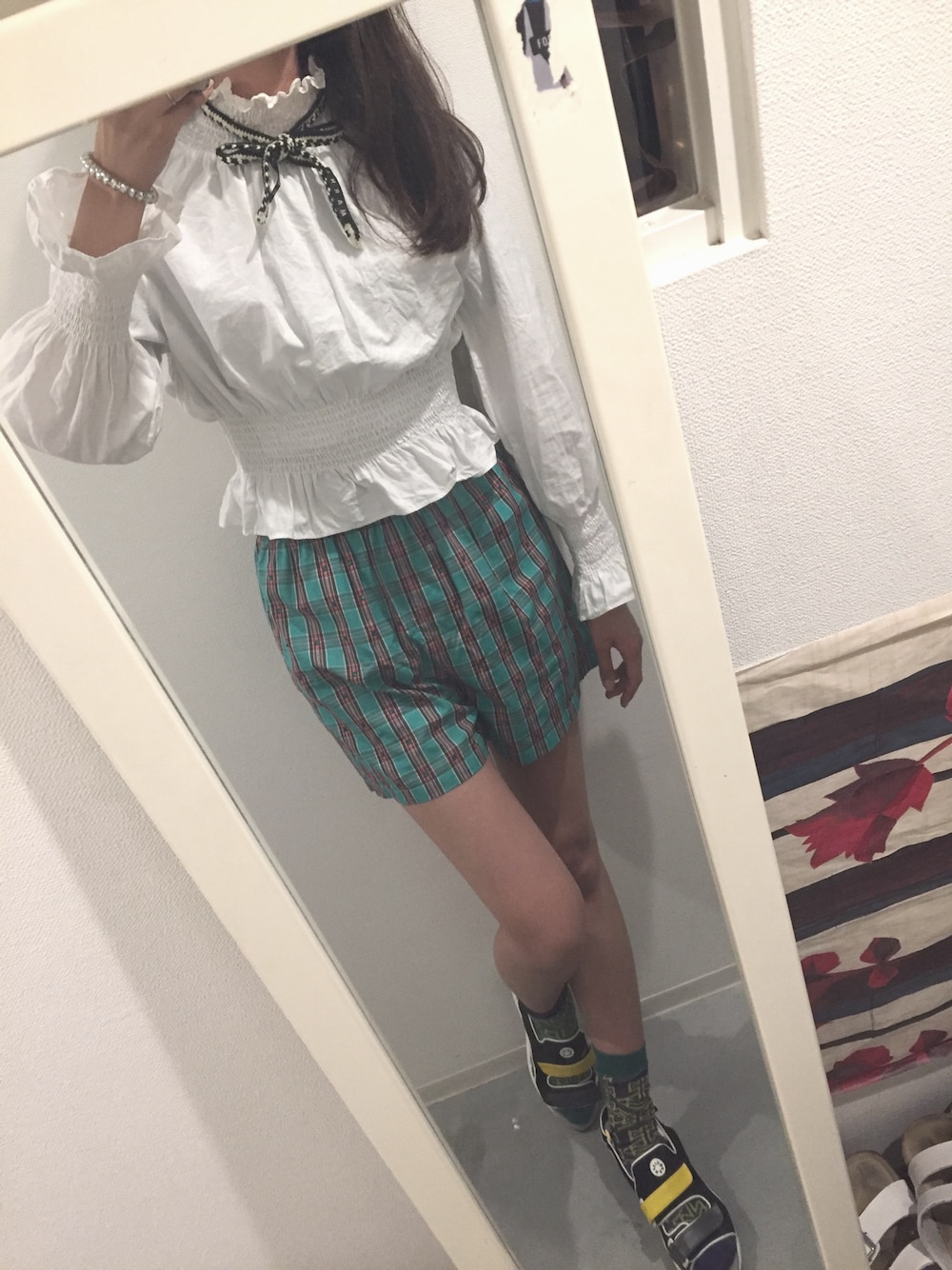 「H&M、ブラウス、ショートパンツ、チェックシャツ、靴下 × サンダル、フラボア」｜「H&Mのアイテム（シャツ/ブラウス、ホワイト系）」を使った、まいきゃみそさん（レディース・172cm）の夏コーディネートの1枚目の写真