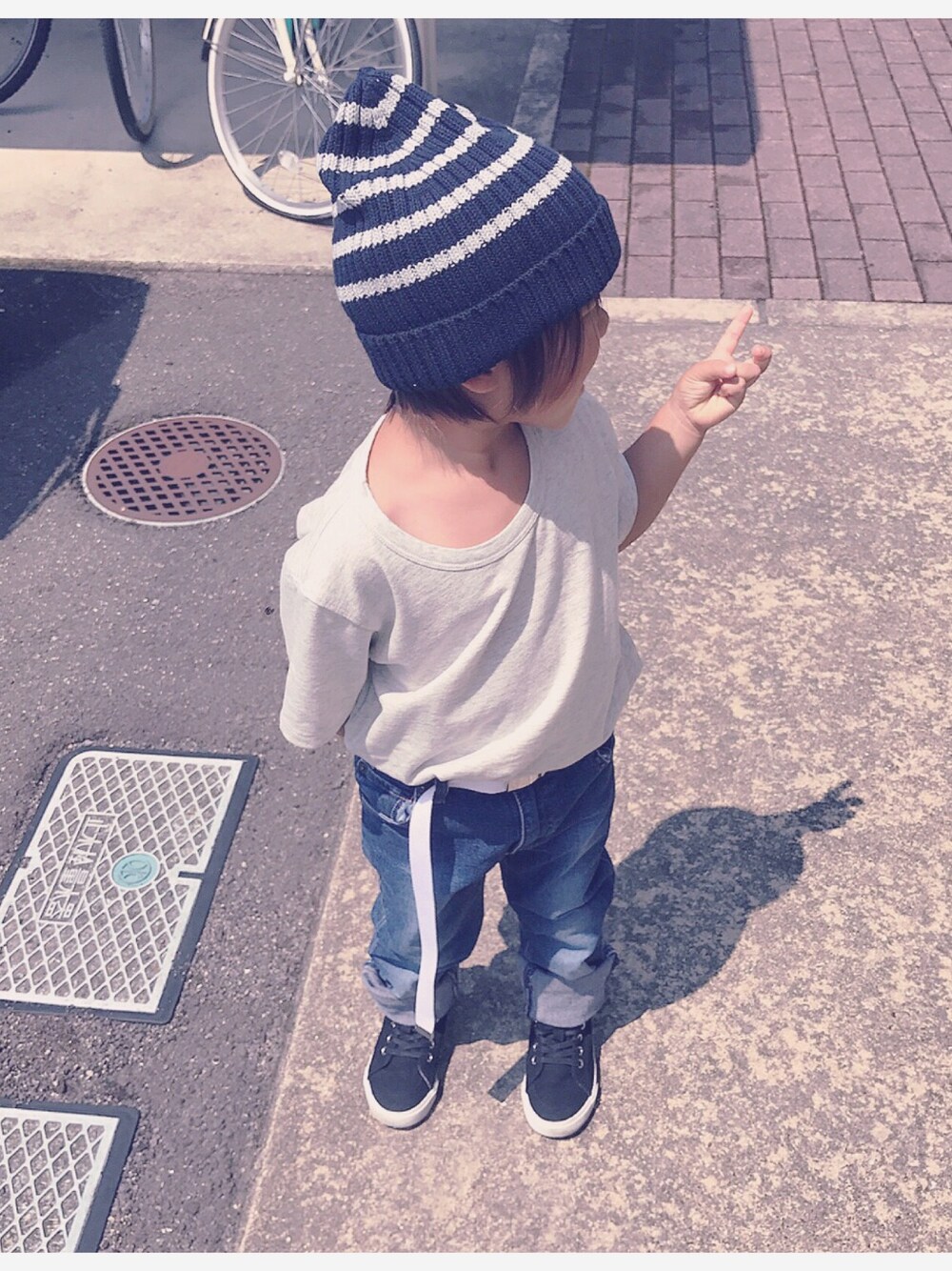 「カジュアル、３歳女の子、シンプルコーデ、デニム、Tシャツ、ボーイッシュ」｜「無印良品のアイテム（Tシャツ/カットソー、グレー系）」を使った、ちえさん（キッズ・100cm）の夏コーディネートの1枚目の写真