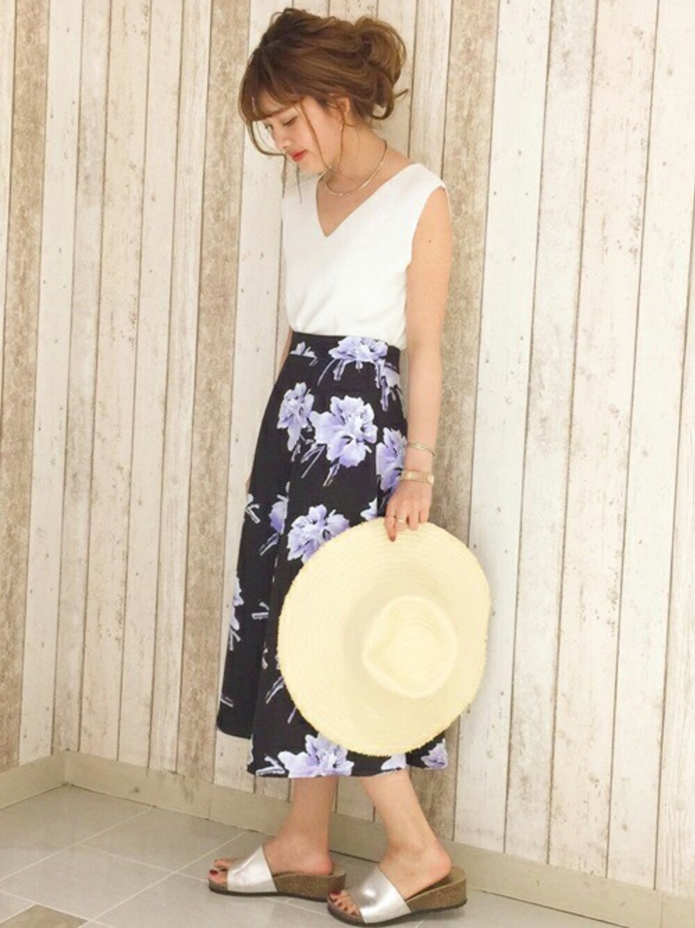 「シルバー、ハット、キレイめ、サンダル、夏コーデ、大花柄、UNRELISH、ノースリーブニット、ミモレたけスカート、抜き襟」｜「UNRELISHの抜き衿ノースリーブニット（ニット/セーター、ホワイト系）」を使った、UNRELISH　OFFICIALさん（レディース・155cm）の夏コーディネートの1枚目の写真
