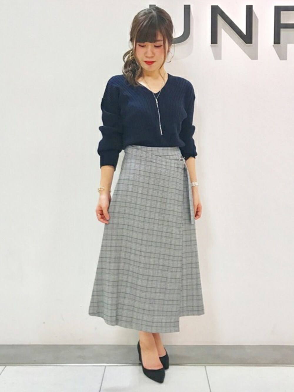 「シンプル、大人、Vネック、ロングスカート、チェックスカート、リブニット、上品、ラップスカート、UNRELISH、女性らしい」｜「UNRELISHのリブＶネックトップス（ニット/セーター、ブルー系）」を使った、UNRELISH　OFFICIALさん（レディース・156cm）の秋コーディネートの1枚目の写真