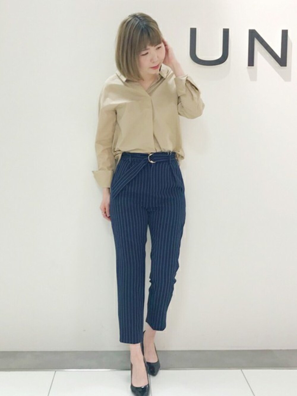 「ベージュ、ネイビー、Vネック、ストライプ、ハイウエスト、大人カジュアル、パンツスタイル、スキッパーシャツ、UNRELISH、アンレリッシュ」｜「UNRELISHの折り返しスキッパーシャツ（シャツ/ブラウス、ベージュ系）」を使った、UNRELISH　OFFICIALさん（レディース・166cm）の春コーディネートの1枚目の写真
