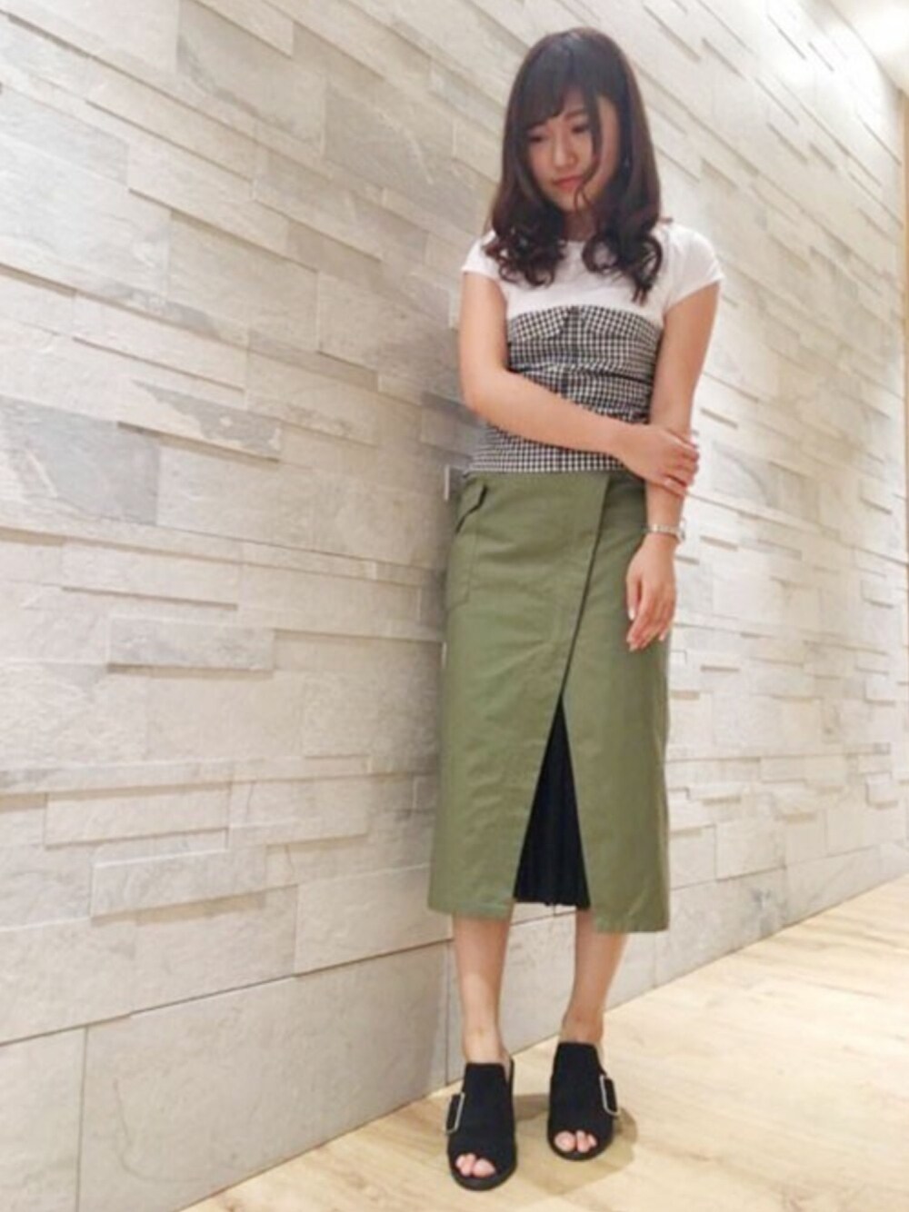 「UNRELISH、アンレリッシュ、ビスチェ、Tシャツ、ギンガムチェック、ロングスカート、ラップスカート、チュール、プリーツ、カーキ」｜「UNRELISHのビスチェ付Tシャツ（Tシャツ/カットソー、ホワイト系）」を使った、UNRELISH　OFFICIALさん（レディース・153cm）の春コーディネートの1枚目の写真