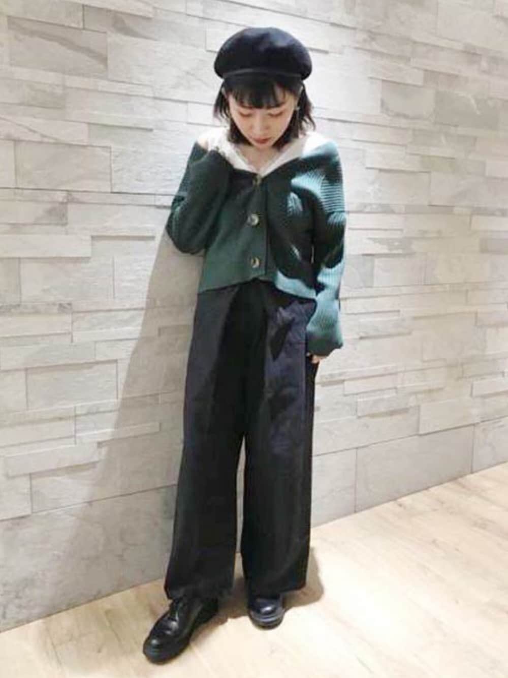 「カーディガン、カジュアル、デニムパンツ、キャミソール、カジュアルコーデ、UNRELISH、こなれ感、アンレリッシュ、抜け襟」｜「UNRELISHの編地変化短丈カーディガン（カーディガン/ボレロ、グリーン系）」を使った、UNRELISH　OFFICIALさん（レディース・156cm）の秋コーディネートの1枚目の写真