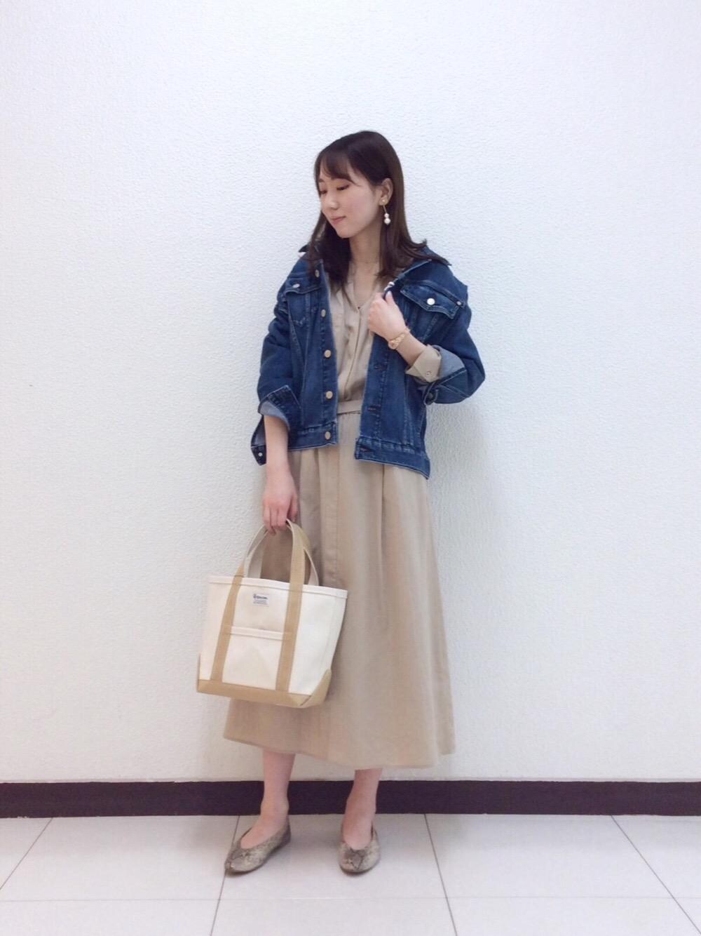 「休日、デート、晴れ、暖かい、女子会、お呼ばれ、le.coeur blanc、ルクールブラン、横浜ジョイナス」｜「le.coeur blancのHealthy Mint デニムジャケット（デニムジャケット、ブルー系）」を使った、ルクールブラン横浜ジョイナス店スタッフさん（レディース・161cm）の春コーディネートの1枚目の写真