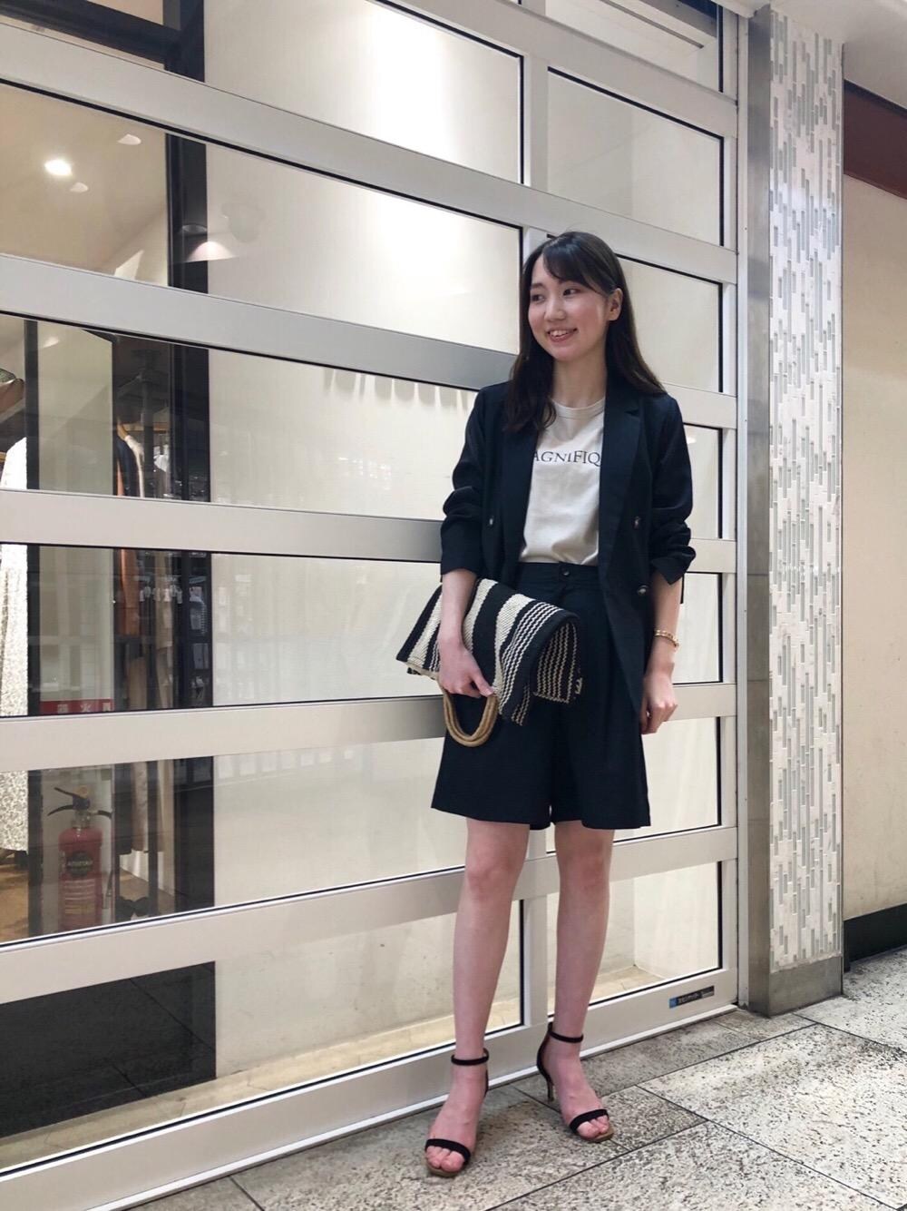 「休日、晴れ、女子会、お呼ばれ、le.coeur blanc、ルクールブラン、横浜ジョイナス」｜「le.coeur blancのMAGNIFIQUEプリントTシャツ（Tシャツ/カットソー、ベージュ系）」を使った、ルクールブラン横浜ジョイナス店スタッフさん（レディース・161cm）の夏コーディネートの1枚目の写真