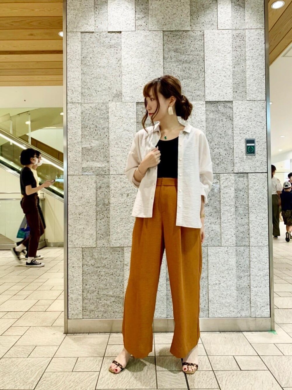 「休日、デート、ワイドパンツ、女子会、シアーシャツ、お呼ばれ、le.coeur blanc、ルクールブラン、横浜ジョイナス」｜「le.coeur blancのダブルフロントリブタンク（タンクトップ、ブラック系）」を使った、ルクールブラン横浜ジョイナス店スタッフさん（レディース・157cm）の夏コーディネートの1枚目の写真