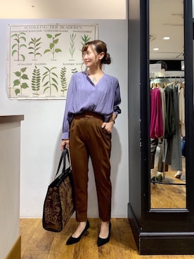 「ブラウンパンツ」｜「アイテム（パンプス）」を使った、ルクールブラン横浜ジョイナス店スタッフさん（レディース・157cm）の秋コーディネート