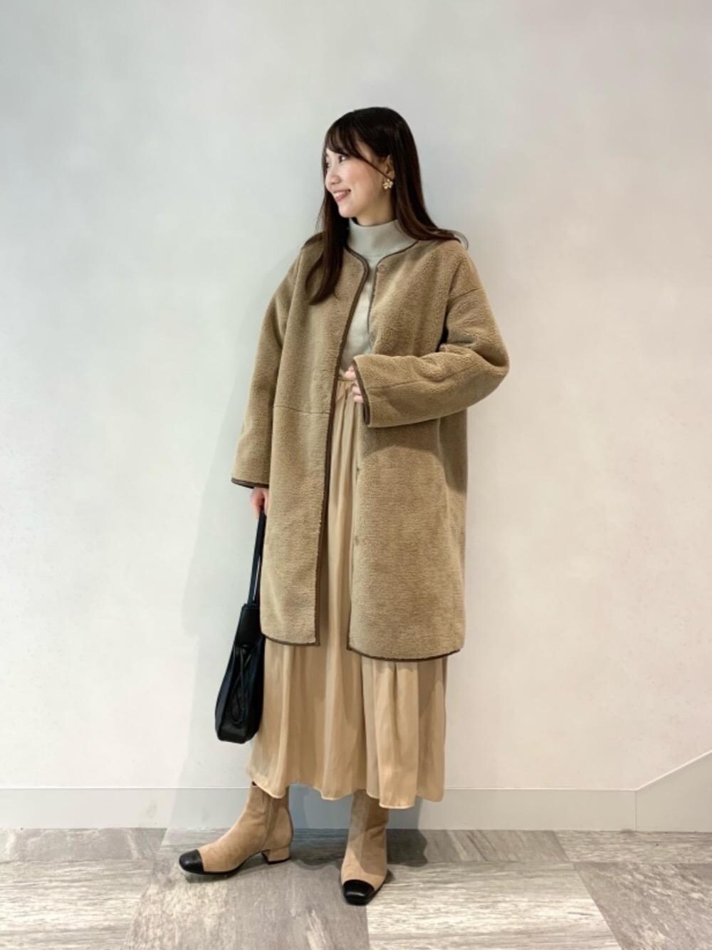「休日、ショートブーツ、デート、ムートンコート、リバーシブルコート、le.coeur blanc、キャミワンピース、ルクールブラン、横浜ジョイナス、おうち時間」｜「le.coeur blancのカシミヤ混ポンチョシルエットニット（ニット/セーター、ベージュ系）」を使った、ルクールブラン横浜ジョイナス店スタッフさん（レディース・161cm）の秋コーディネートの1枚目の写真