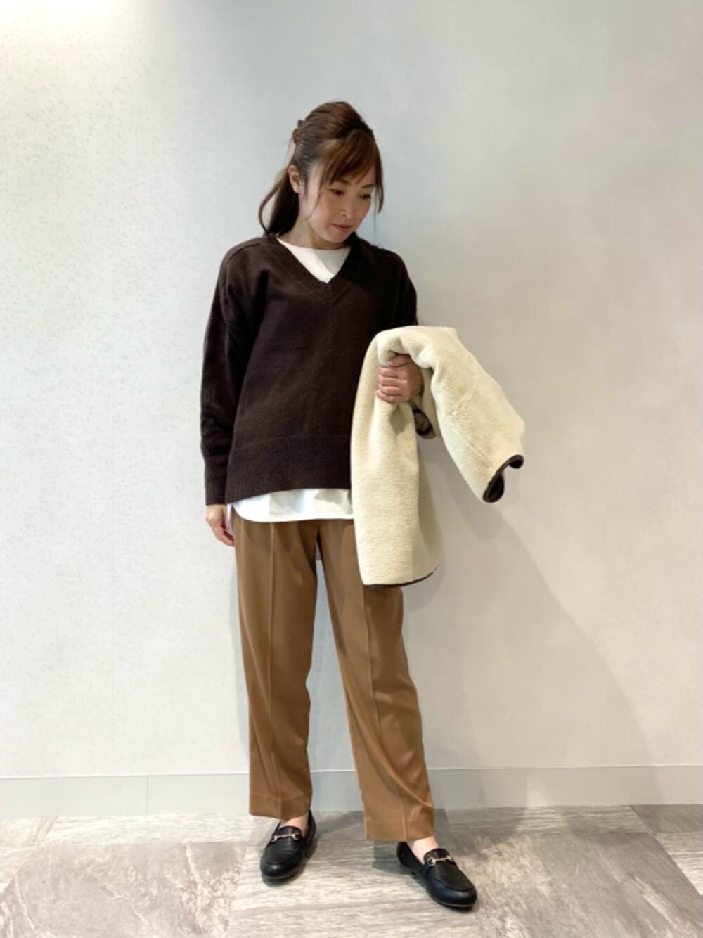 「ローファー、休日、レイヤードスタイル、サテンパンツ、le.coeur blanc、ブラウンニット、ルクールブラン、横浜ジョイナス、おうち時間」｜「le.coeur blancのビットローファー（ローファー、ブラック系）」を使った、ルクールブラン横浜ジョイナス店スタッフさん（レディース・157cm）の秋コーディネートの1枚目の写真