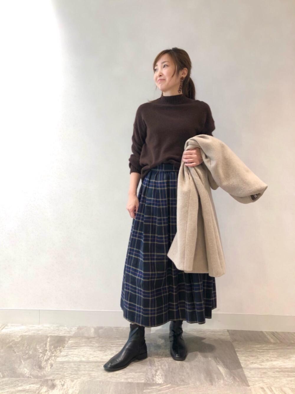 「フレアスカート、デート、女子会、お呼ばれ、le.coeur blanc、お仕事、ルクールブラン、横浜ジョイナス」｜「le.coeur blancのアンゴラ混ふんわりハイネックニット（ニット/セーター、ブラウン系）」を使った、ルクールブラン横浜ジョイナス店スタッフさん（レディース・157cm）の冬コーディネートの1枚目の写真