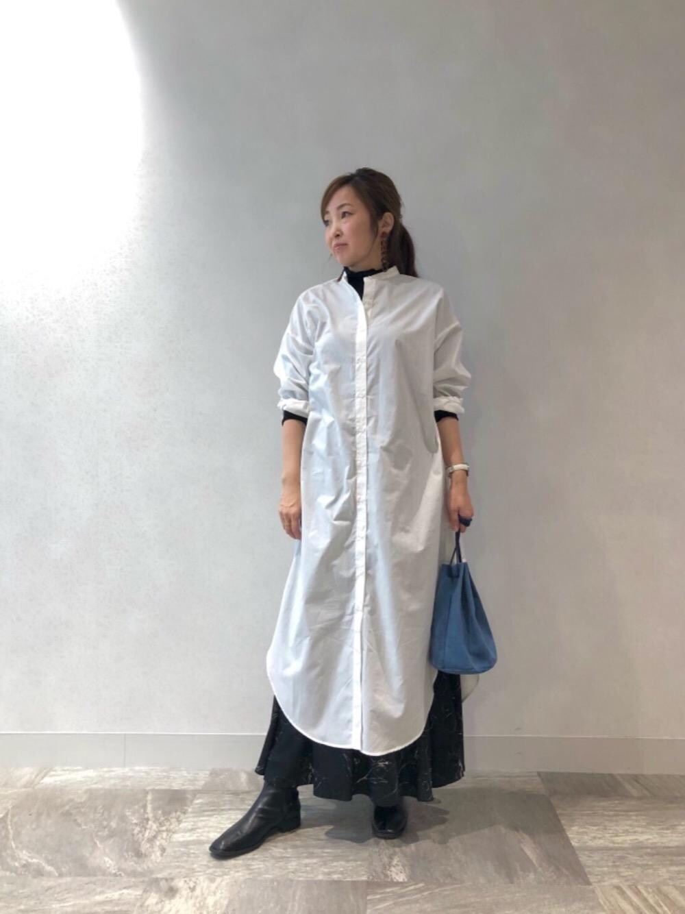「シャツワンピース、女子会、お呼ばれ、le.coeur blanc、ルクールブラン、ビューティー、横浜ジョイナス」｜「le.coeur blancのスエード巾着バッグ（ハンドバッグ、ブルー系）」を使った、ルクールブラン横浜ジョイナス店スタッフさん（レディース・157cm）の冬コーディネートの1枚目の写真