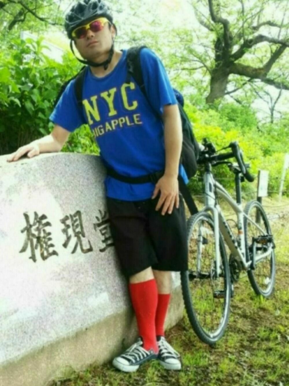 「幸手、休日スタイル、権現堂公園、南栗橋、サイクリング、赤い靴下、自転車スタイル、GWコーデ、ロードバイク、赤い靴下倶楽部」｜「Right-onのアイテム（Tシャツ/カットソー、ブルー系）」を使った、オダッチさん（メンズ・168cm）の春コーディネートの1枚目の写真