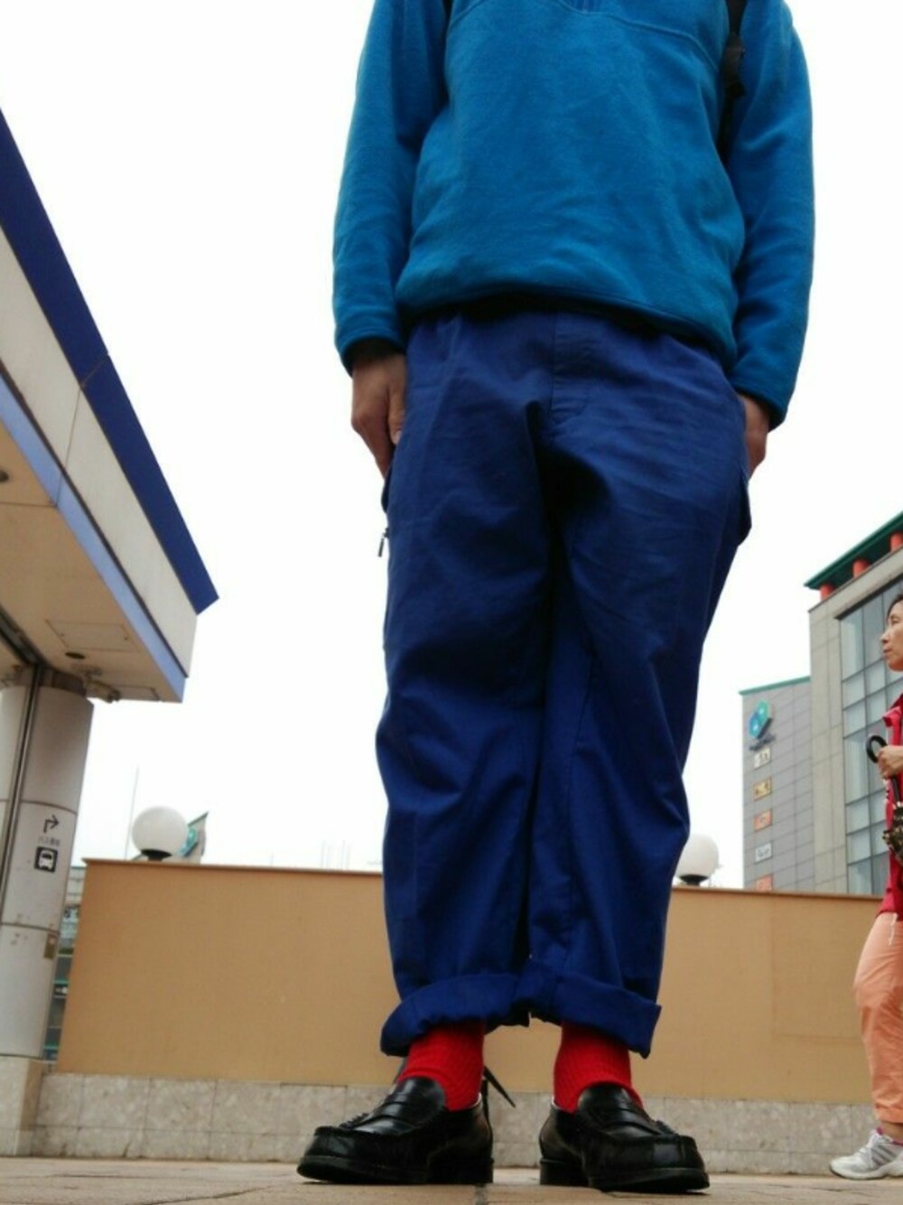 「赤い靴下、UNIQLOの青いニット、赤ソックス、赤靴下、赤い靴下倶楽部、赤い靴下委員会、足元倶楽部、足元くら部、赤い靴下好き、リブ入り赤い靴下」｜「赤い靴下の赤い靴下（ソックス/靴下、レッド系）」を使った、オダッチさん（メンズ・168cm）の秋コーディネートの1枚目の写真