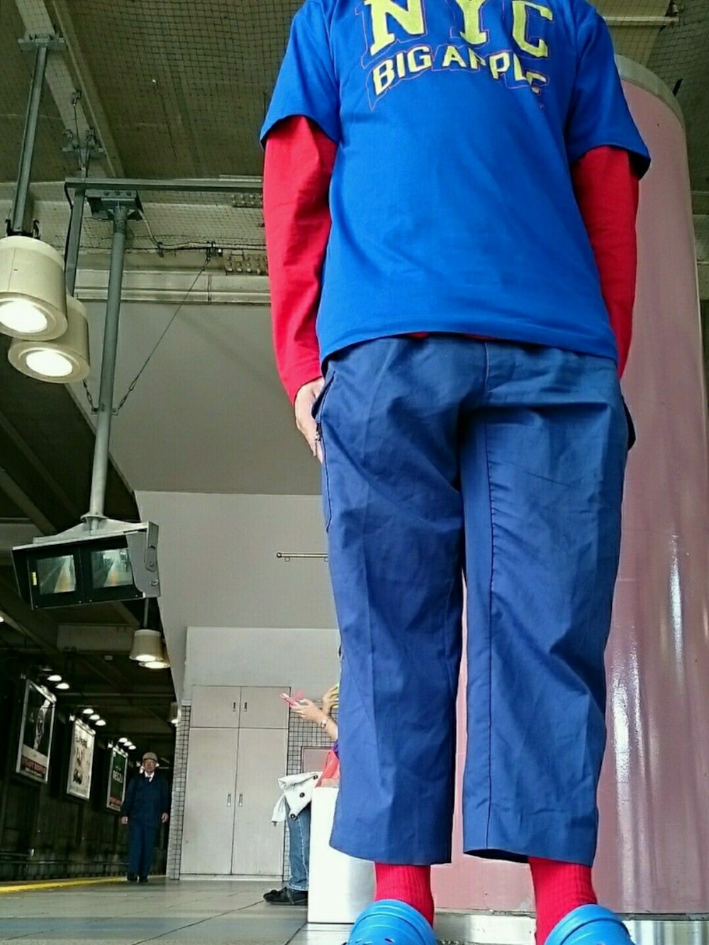 「usae、横浜、赤い靴下、靴下チラ見せ、サンキューマート、サンダル×靴下、Right-onのTシャツ、あしもと倶楽部、赤い靴下倶楽部、赤い靴下委員会」｜「サンキューマートの今日のサンダル赤い靴下（サンダル、ブルー系）」を使った、オダッチさん（メンズ・168cm）の春コーディネートの1枚目の写真