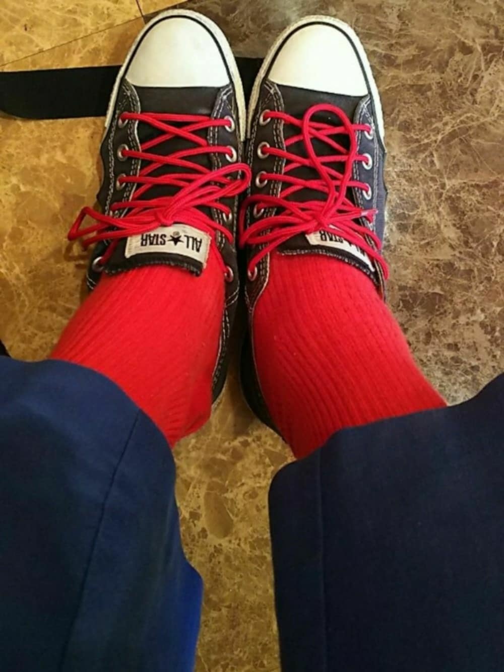 「赤い靴下倶楽部、赤い靴下、赤い靴下委員会、赤い靴下好き、converse、赤いくつひも」｜「赤い靴下PRODUCTSBYCRESCENTのアイテム（ソックス/靴下、レッド系）」を使った、オダッチさん（メンズ・168cm）の夏コーディネートの1枚目の写真