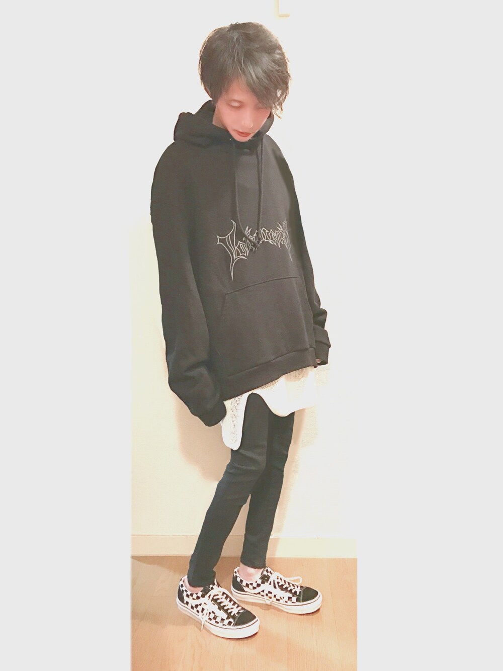 「黒、スキニー、シンプルコーデ、vetements、Bershka、VANS、パーカー、ビッグシルエット、秋のコーデ」｜「VETEMENTSのアイテム（パーカー、ブラック系）」を使った、TTY®︎さん（メンズ・174cm）の秋コーディネートの1枚目の写真