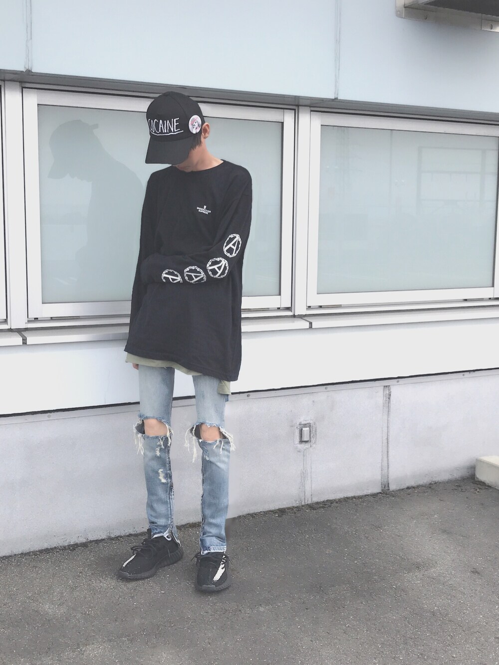 ブルー系のデニムパンツ、グリーン系のタンクトップ、ブラック系のスニーカーを着用したメンズの春コーディネートの1枚目の写真