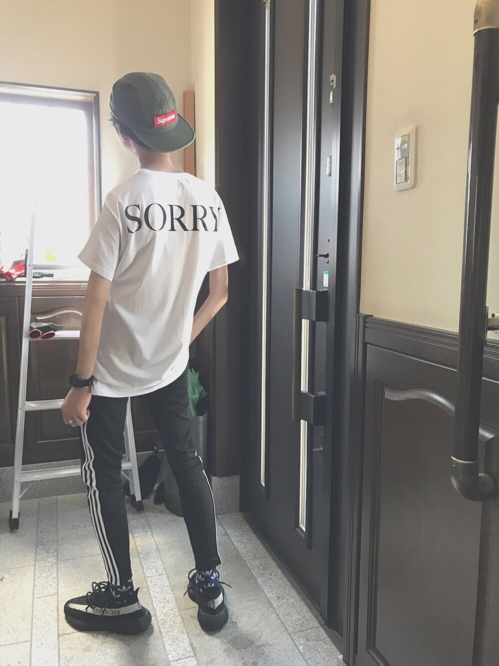 「カジュアル、白Tシャツ、夏コーデ、adidas、tiro15、supreme、yeezyboost350V2、undefeated、justinbieber、purpose tour」｜「Supreme のアイテム（キャップ、グリーン系）」を使った、TTY®︎さん（メンズ・174cm）の春コーディネートの1枚目の写真