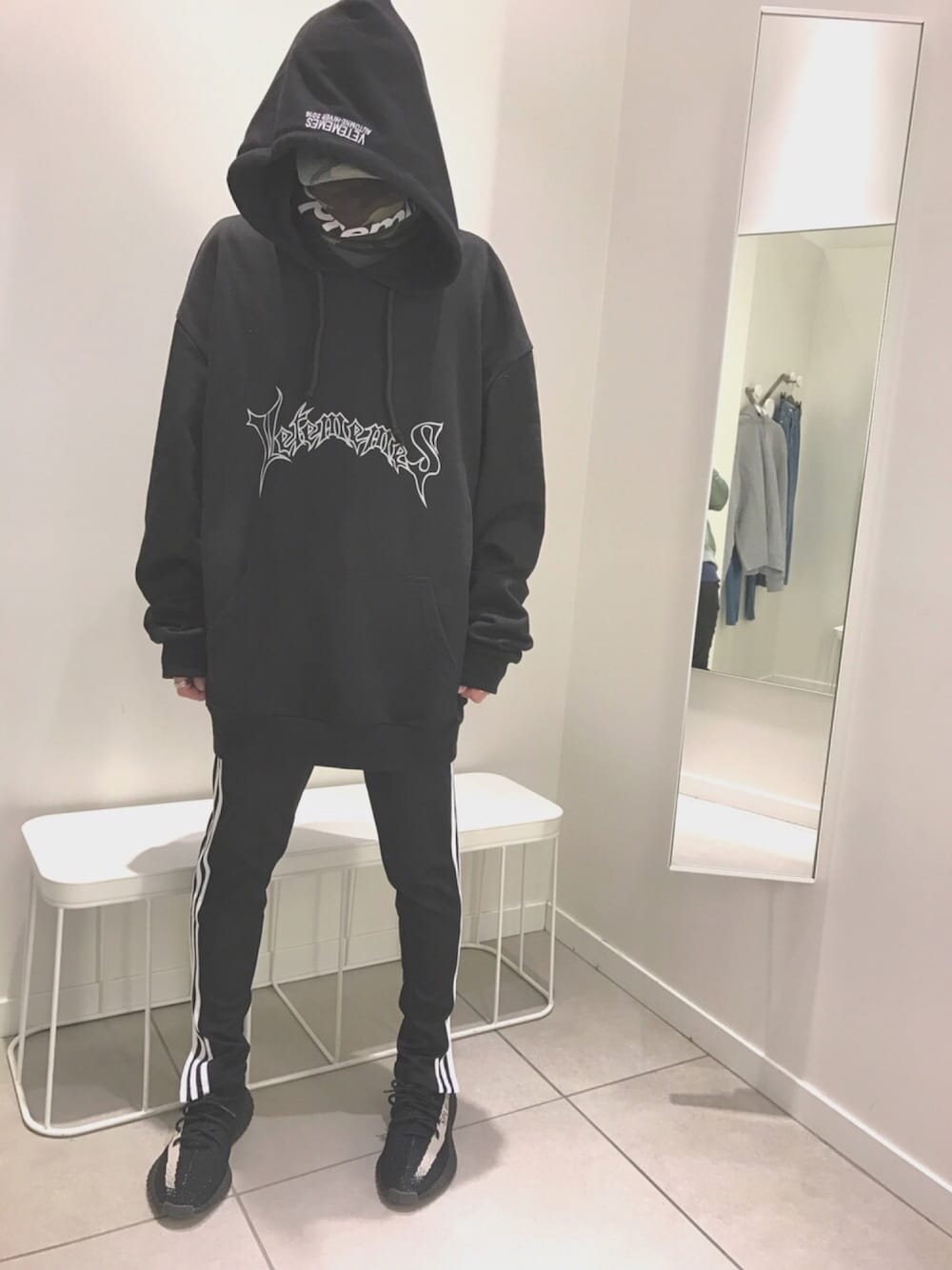 「カジュアルコーデ、ブラック、ストリート、vetememes、supreme、adidas、yeezyboost350V2、tiro15、AZS、キャップ」｜「AZSのアイテム（キャップ、その他）」を使った、TTY®︎さん（メンズ・174cm）の冬コーディネートの1枚目の写真