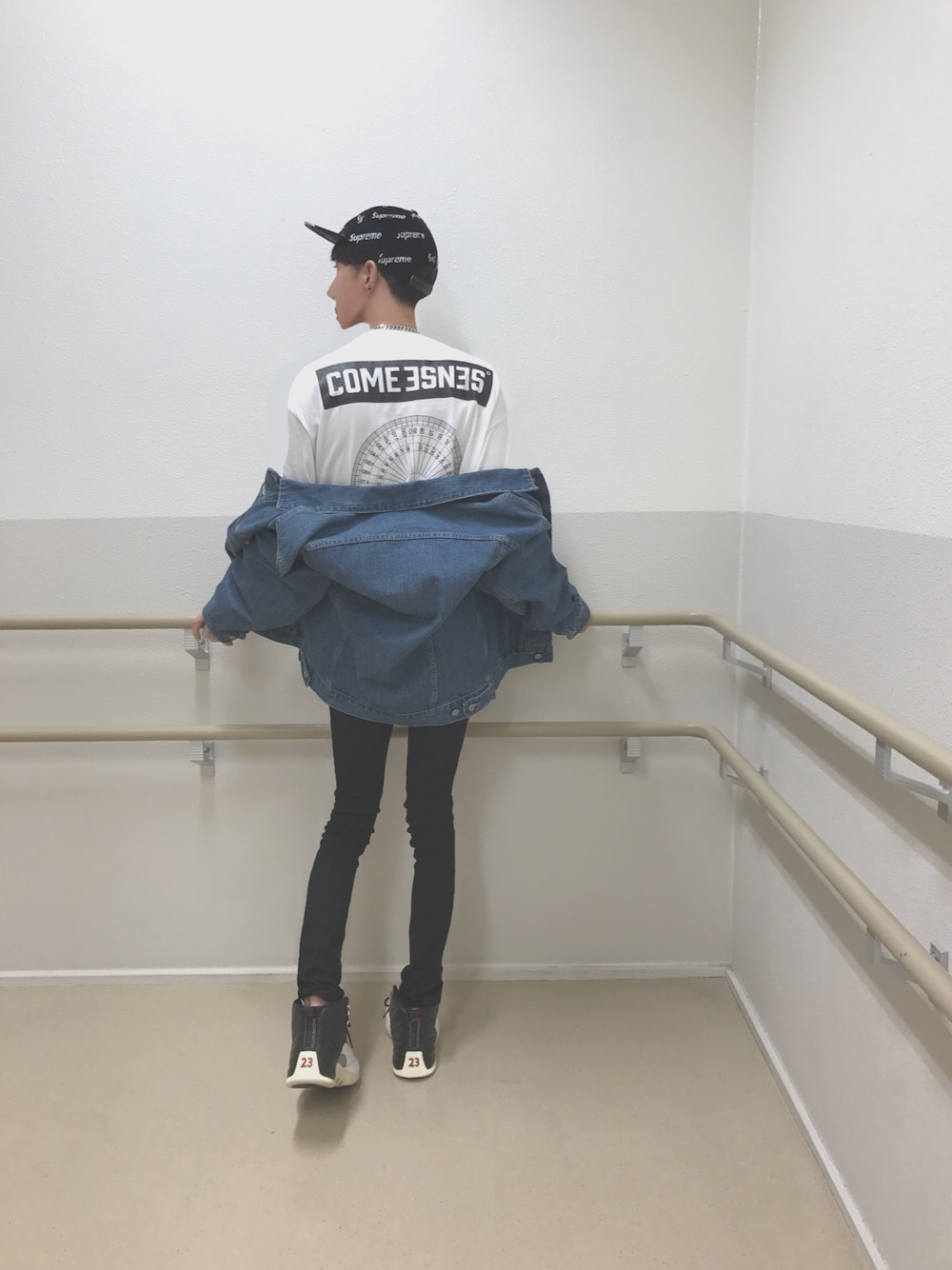 ホワイト系のTシャツ/カットソー、ブルー系のデニムジャケット、ブラック系のデニムパンツを着用したメンズの秋コーディネートの1枚目の写真