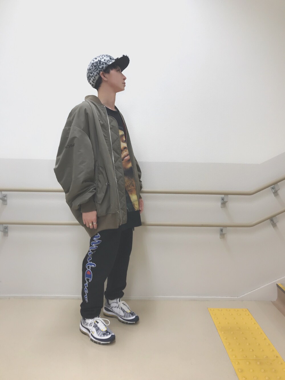 「オトナカジュアル、ビッグシルエット、オーバーサイズ、gvgv、supreme、mintcrew、エアマックス98、vetememes、MA-1、スウェットパンツ」｜「Supreme のアイテム（キャップ、グレー系）」を使った、TTY®︎さん（メンズ・174cm）の冬コーディネートの1枚目の写真