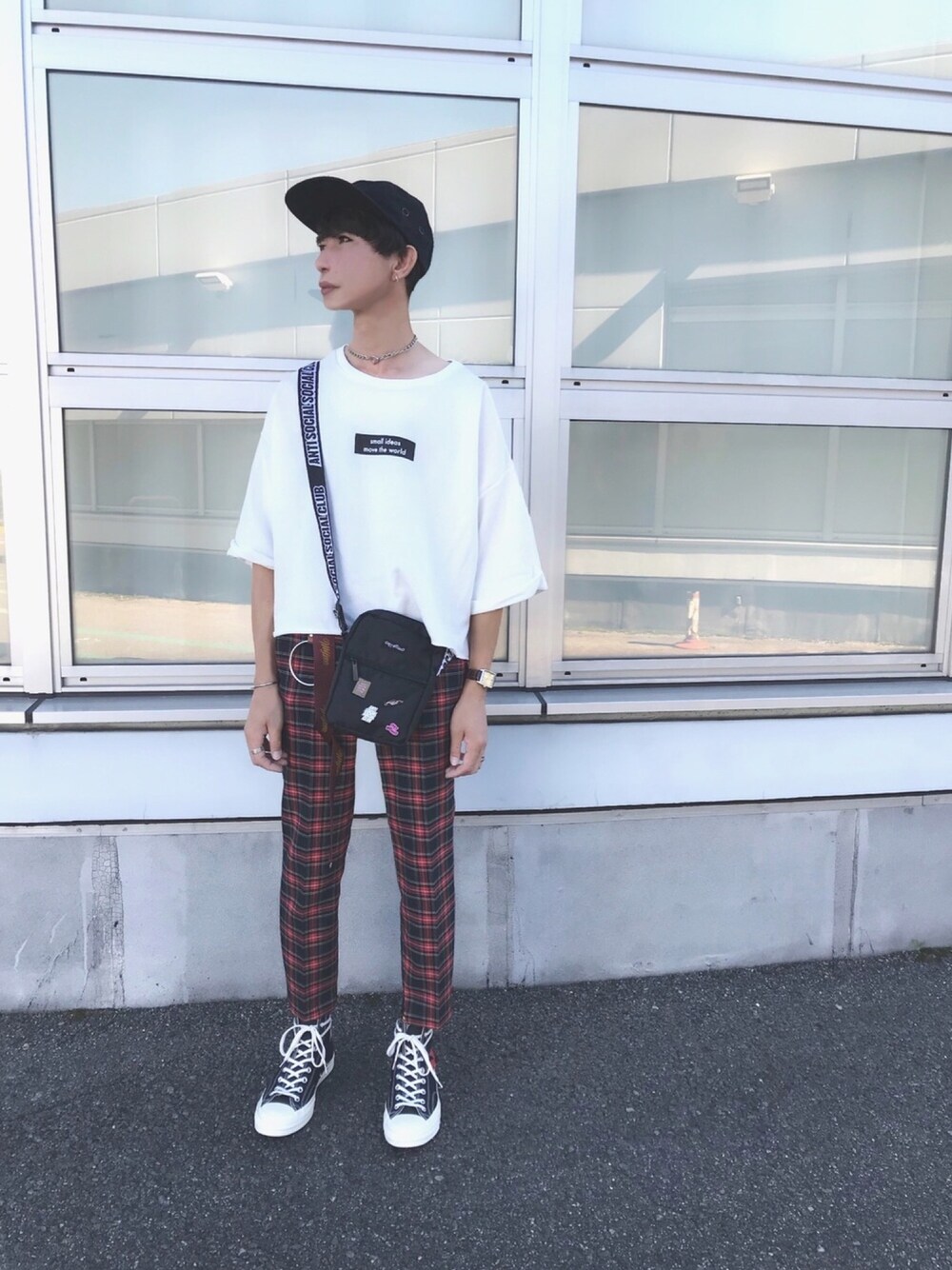 「オトナカジュアル、チェックパンツ、ショート丈トップス、カジュアルコーデ、赤チェック、ZARA、converse、COMME des GARCONS、supreme、ショルダーバッグ」｜「Supreme のアイテム（キャップ、ブラック系）」を使った、TTY®︎さん（メンズ・174cm）の秋コーディネートの1枚目の写真