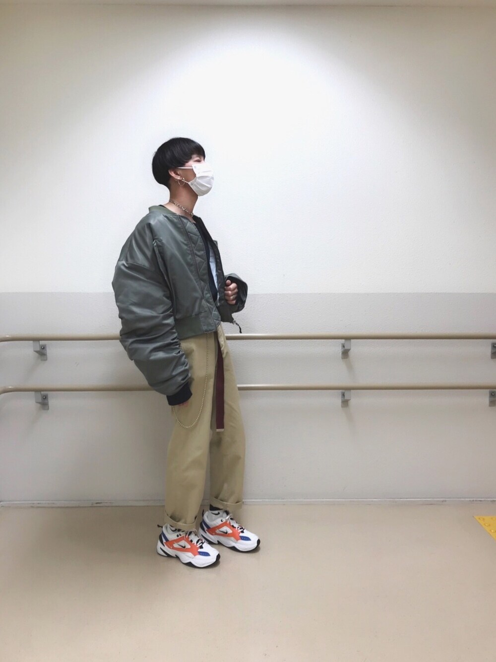 「オトナカジュアル、MA-1、オーバーサイズ、クロップド丈、シンプルコーデ、タックイン、NIKE、ダッドスニーカー、袖ボリューム、マスク」｜「OPEN THE DOORのアイテム（MA-1、グリーン系）」を使った、TTY®︎さん（メンズ・174cm）の冬コーディネートの1枚目の写真