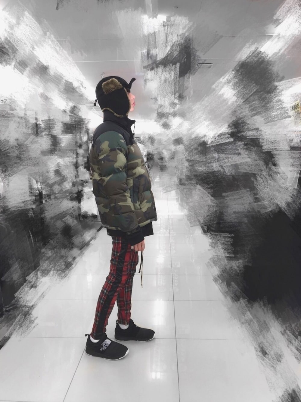 その他のダウンジャケット/コート、レッド系のパンツ、ブラック系のスリッポンを着用したメンズの冬コーディネートの1枚目の写真