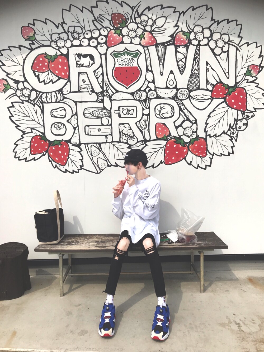 ホワイト系のTシャツ/カットソー、ブラック系のデニムパンツ、ブルー系のスニーカーを着用したメンズの春コーディネートの1枚目の写真