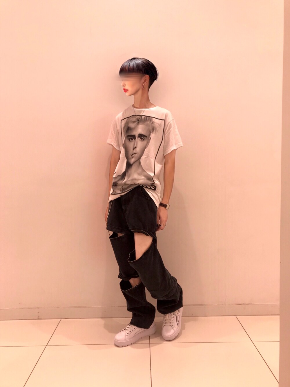 「オトナカジュアル、韓国ファッション、ジッパー、PUMA、ADER error、白スニーカー、justinbieber、白Tシャツ、白黒、OHPEARL」｜「UNDEFEATED のJUSTIN BEIBER PURMAMA S/SL TEE(OEFM6FTS262)【ジャスティン ビーバー ピュアママ ショートスリーブ Tシャツ】【JUSTIN BEIBER PURPOSE TOUR】（Tシャツ/カットソー、ホワイト系）」を使った、TTY®︎さん（メンズ・174cm）の夏コーディネートの1枚目の写真