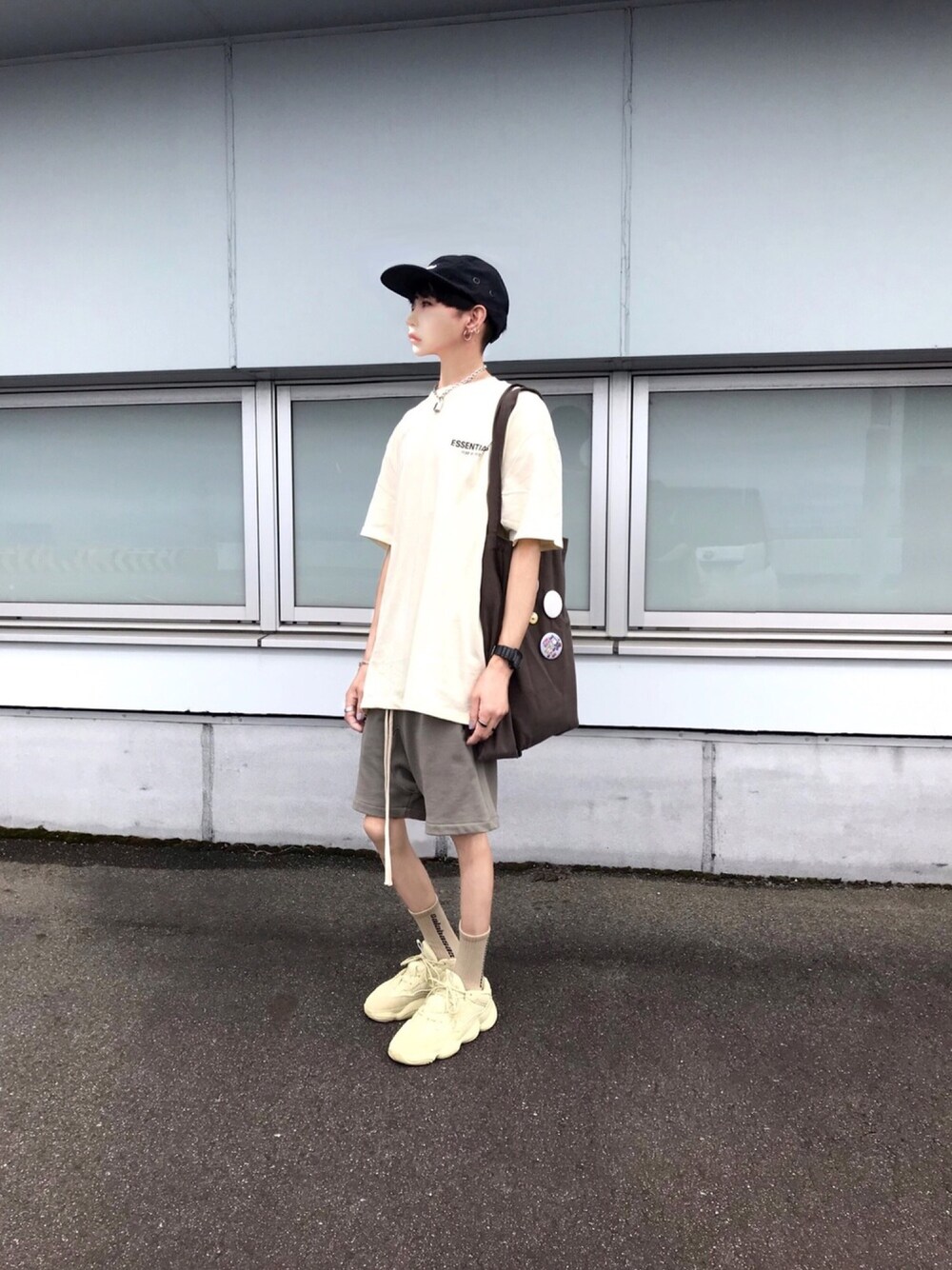 「オトナカジュアル、シンプルコーデ、ワントーンコーデ、ESSENTIALS、ショートパンツ、ベージュコーデ、RICK OWENS、yeezy500、adidas originals、黒キャップ」｜「FOG ESSENTIALSのアイテム（Tシャツ/カットソー、ベージュ系）」を使った、TTY®︎さん（メンズ・174cm）の秋コーディネートの1枚目の写真