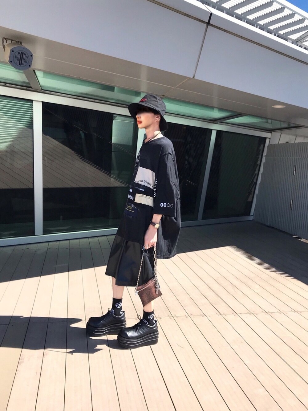 「オトナカジュアル、韓国ファッション、オーバーサイズ、ワイドショーツ、レザーパンツ、escstudio、Demonia、厚底シューズ、バケットハット、チェーンバッグ」｜「ESC STUDIOのアイテム（パンツ、ブラック系）」を使った、TTY®︎さん（メンズ・174cm）の秋コーディネートの1枚目の写真