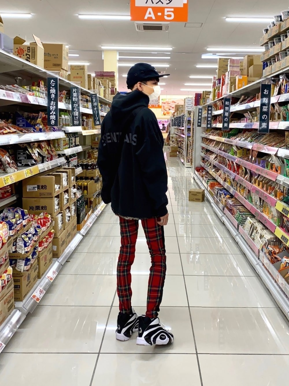 「オトナカジュアル、ESSENTIALS、fogEssentials、パーカー、マスク、チェックパンツ、mnml、shaqnosis、reebok、カジュアルコーデ」｜「Reebokのシャクノシス [Shaqnosis Shoes] リーボック（スニーカー、ブラック系）」を使った、TTY®︎さん（メンズ・174cm）の冬コーディネートの1枚目の写真