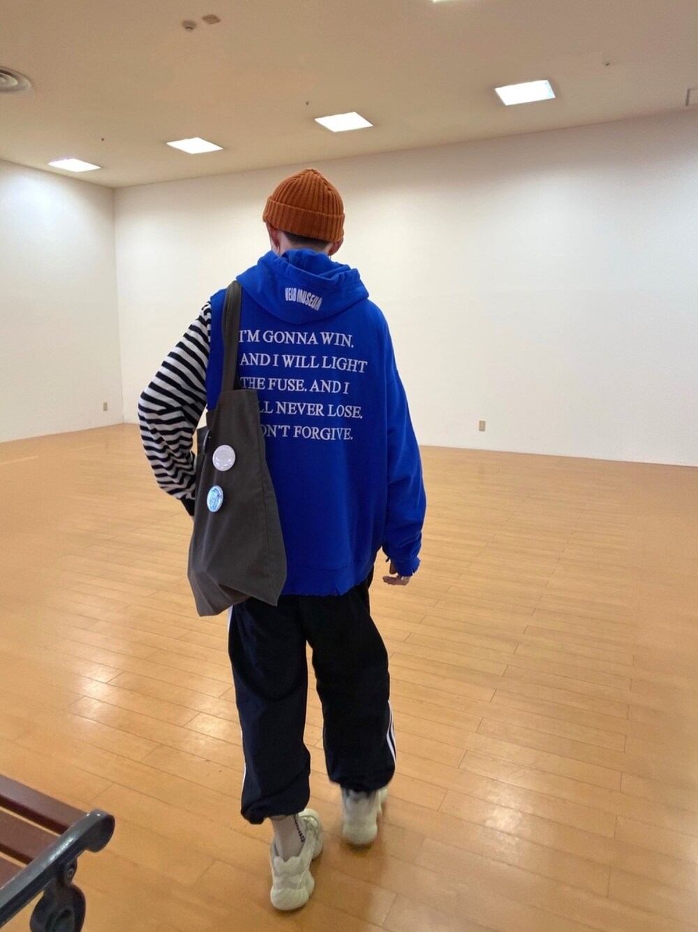 「オトナカジュアル、韓国ファッション、スポーツミックス、オレンジ、パーカー、adidas、gosharubchinskiy、yeezy、RICK OWENS、yeezy500」｜「VEI8のアイテム（パーカー、ブルー系）」を使った、TTY®︎さん（メンズ・174cm）の冬コーディネートの1枚目の写真