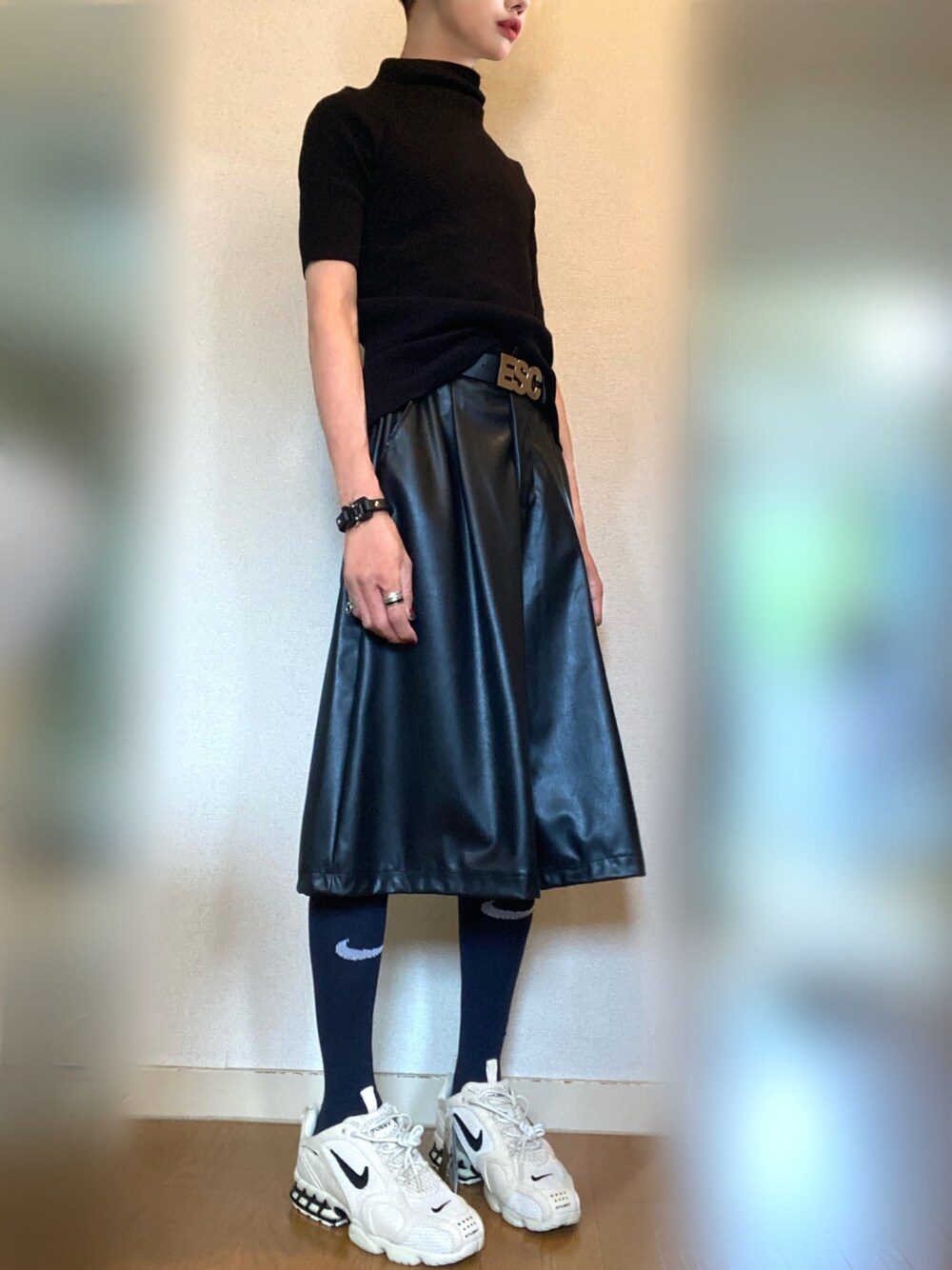 「オトナカジュアル、韓国ファッション、escstudio、LOVE KILLER、ワイドショーツ、レザーパンツ、ニーハイソックス、stussy、スポーツミックス、リブT」｜「NIKEのアイテム（スニーカー、ベージュ系）」を使った、TTY®︎さん（メンズ・174cm）の春コーディネートの1枚目の写真