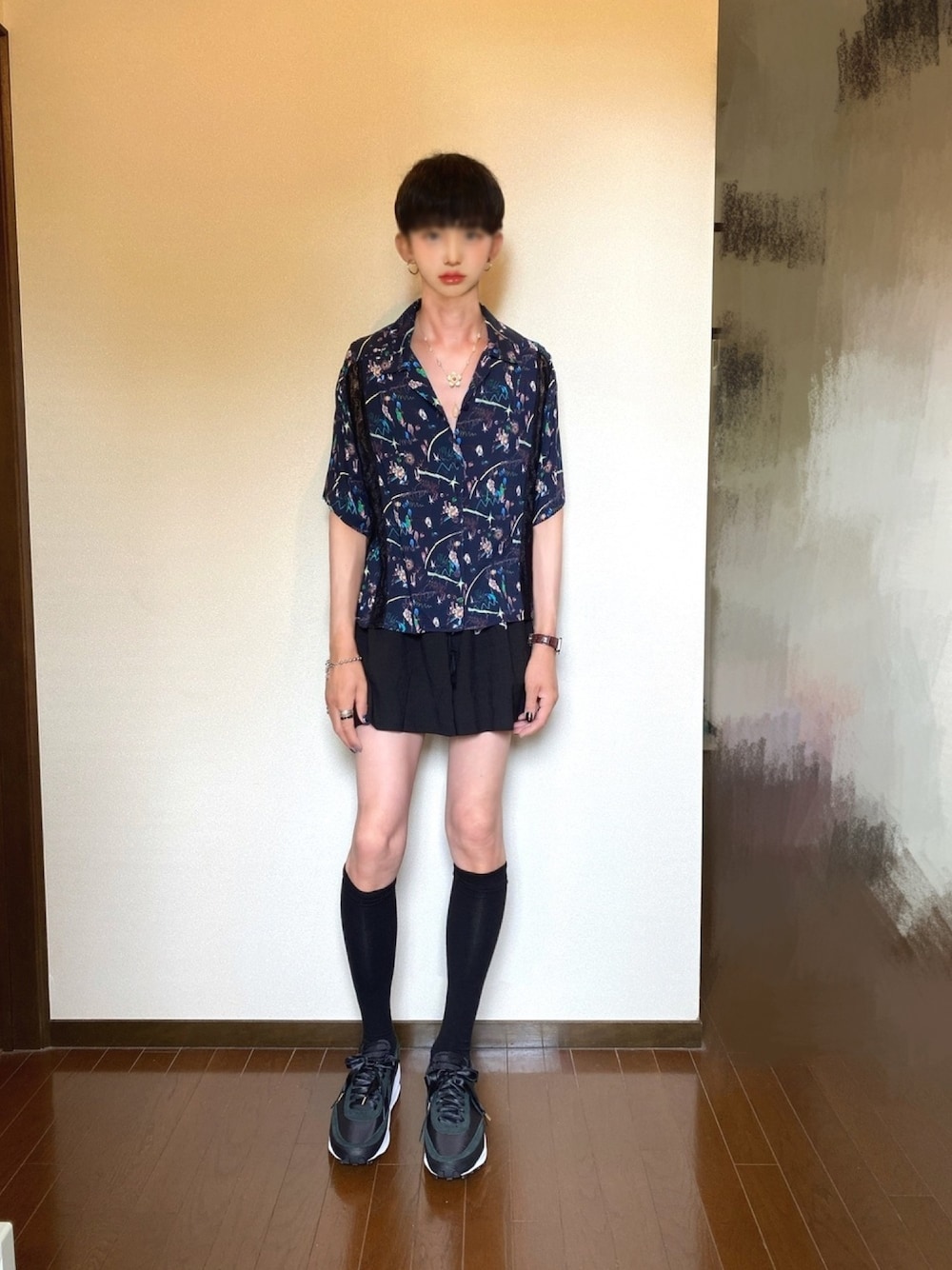 「オトナカジュアル、韓国ファッション、柄シャツ、ショートパンツ、ニーハイソックス、sacai、NIKE、liquem、チョーカー、ネイル」｜「Liquemのアイテム（チョーカー、ピンク系）」を使った、TTY®︎さん（メンズ・174cm）の夏コーディネートの1枚目の写真