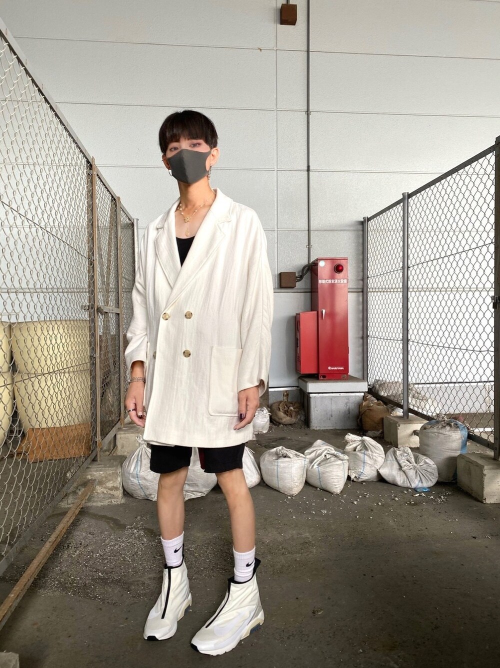 「オトナカジュアル、韓国ファッション、ZARA、白ジャケット、liquem、村上隆、AMBUSH、UNIQLO、ショートパンツ、レディース男子」｜「ZARAのアイテム（ジャケット/アウター、ホワイト系）」を使った、TTY®︎さん（メンズ・174cm）の秋コーディネートの1枚目の写真