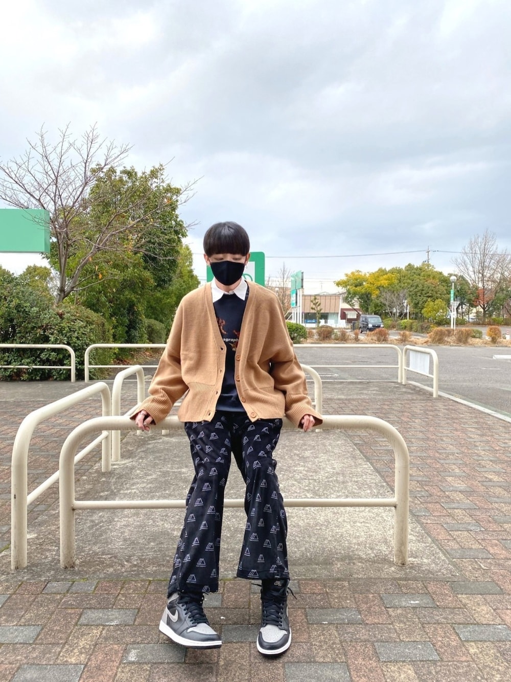 「オトナカジュアル、韓国ファッション、きれいめカジュアル、柄パンツ、つけ襟、AIR JORDAN、カーディガン、Paragraph、morethandope、SPINNS」｜「NIKEのアイテム（スニーカー、グレー系）」を使った、TTY®︎さん（メンズ・174cm）の冬コーディネートの1枚目の写真
