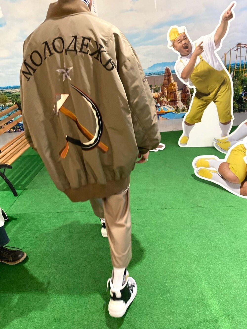 「オトナカジュアル、韓国ファッション、オーバーサイズ、ビッグシルエット、休日スタイル、gvgv、NIKE、blazer、sacai、バックスタイル」｜「G.V.G.V.のEMBROIDERED OVERSIZED MA-1 BLOUSON (MA1)（MA-1、ブラウン系）」を使った、TTY®︎さん（メンズ・174cm）の冬コーディネートの1枚目の写真