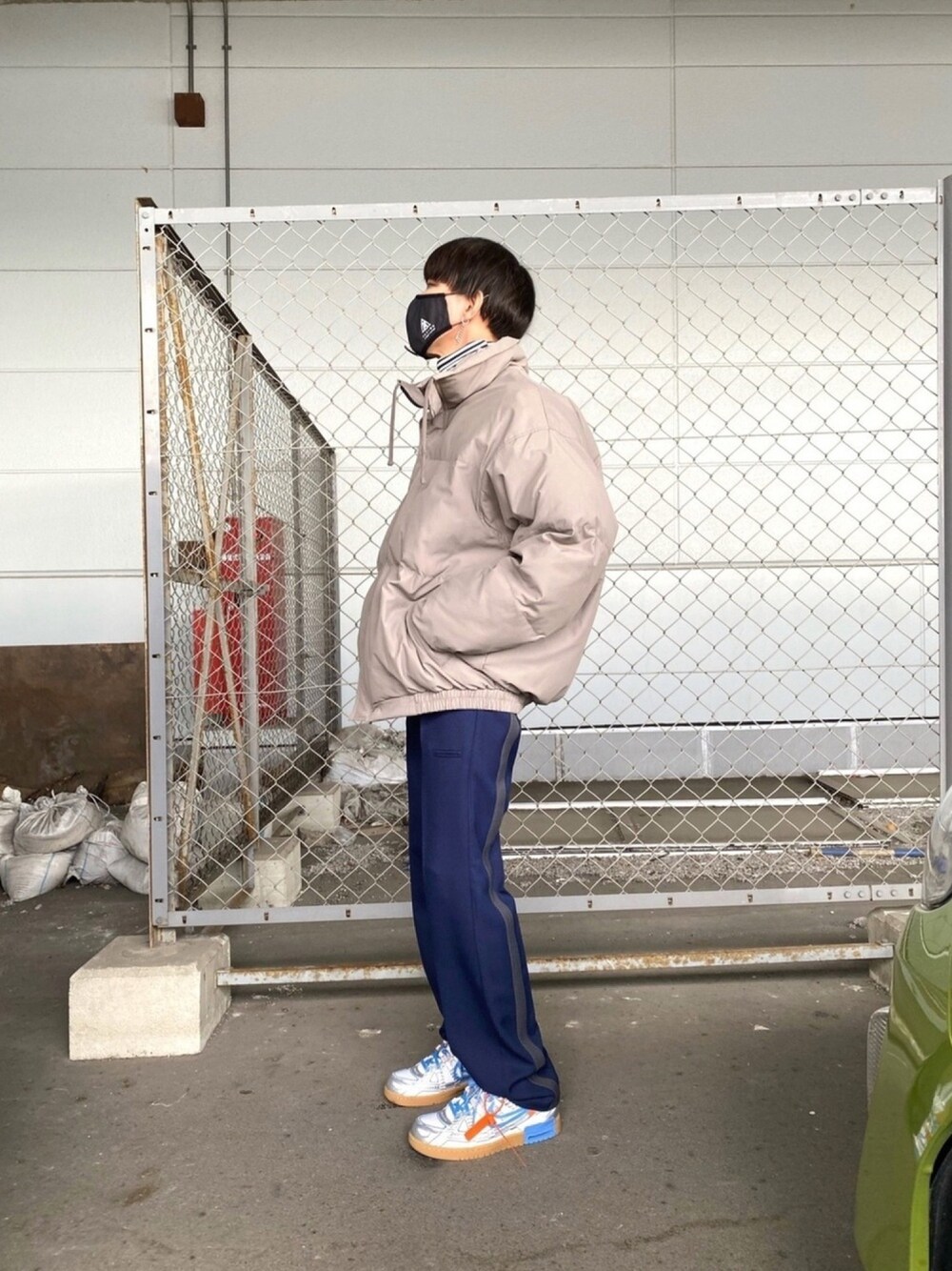「オトナカジュアル、韓国ファッション、冬コーデ、ダウンジャケット、ESSENTIALS、Random Identities、NIKE、off white、ANREALAGE、マスク」｜「RANDOM IDENTITIESのRANDOM IDENTITIES オフィサートラウザー（その他パンツ、ブルー系）」を使った、TTY®︎さん（メンズ・174cm）の冬コーディネートの1枚目の写真