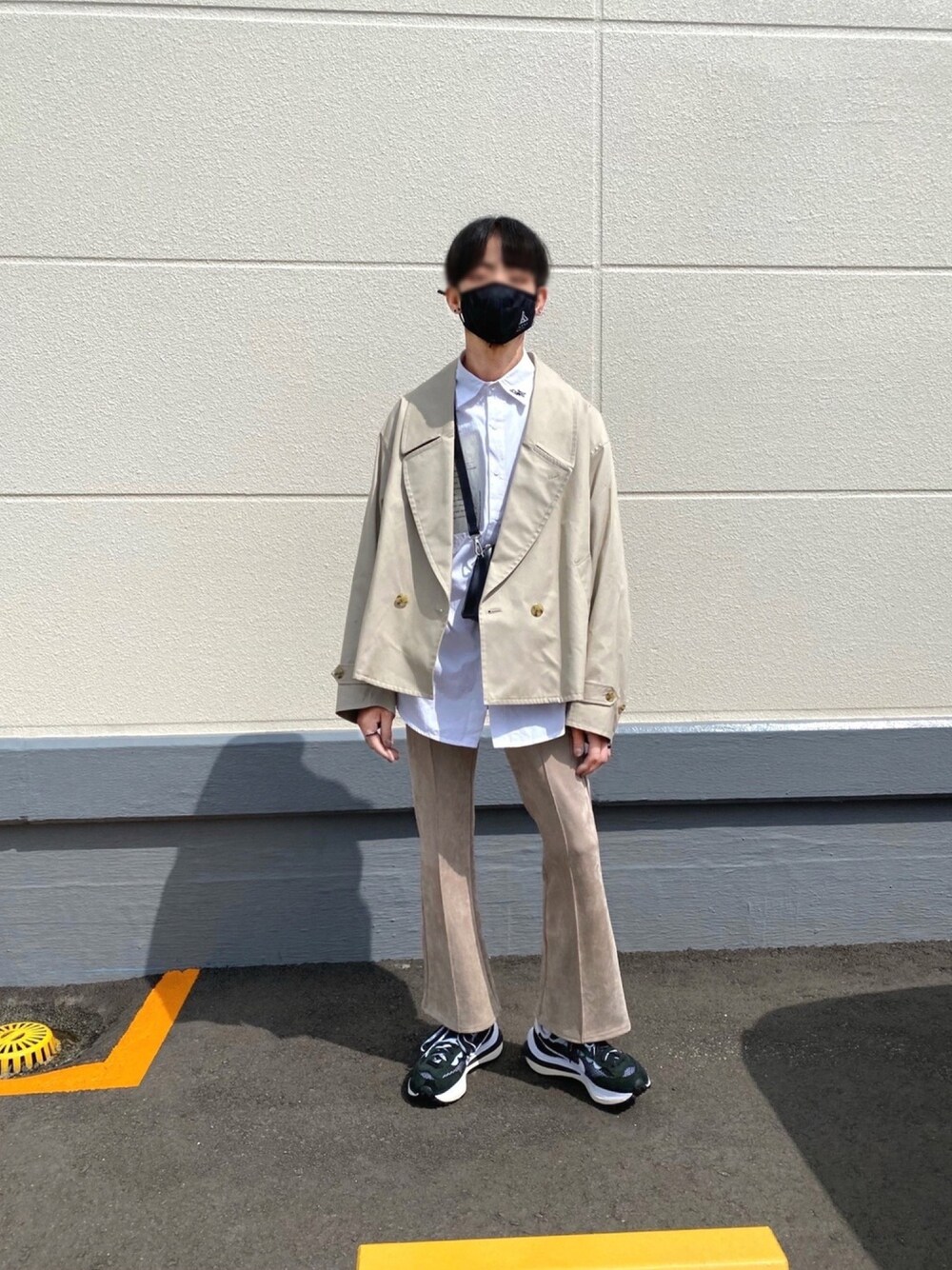 「オトナカジュアル、韓国ファッション、ショートトレンチ、MONKEY TIME、フレアパンツ、HARE、sacai、NIKE、UNIQLO、ショルダーバッグ」｜「HAREのカラーフレアスラックス(HARE)（スラックス、グレー系）」を使った、TTY®︎さん（メンズ・174cm）の春コーディネートの1枚目の写真