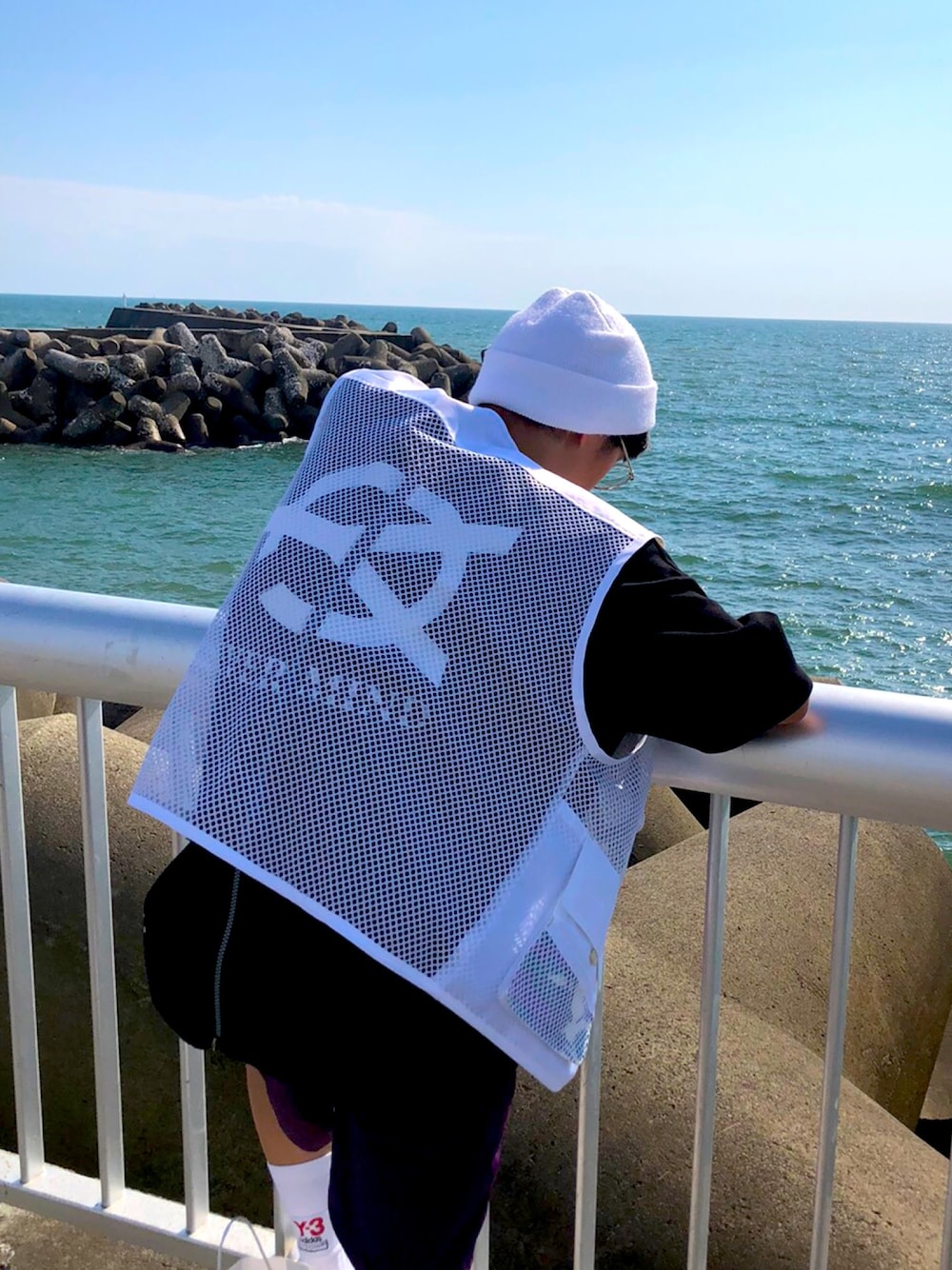 「フィッシングベスト、OY、うみ、海、うみコーデ、海コーデ」｜「OYのアイテム（Tシャツ/カットソー、ブラック系）」を使った、raikinokoさん（メンズ・170cm）の夏コーディネートの1枚目の写真