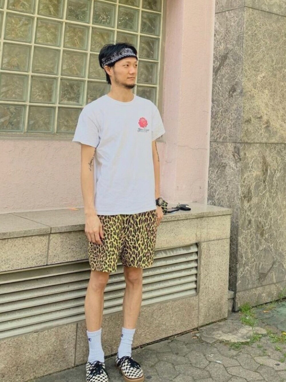 「summer、beach」｜「BEDWIN & THE HEARTBREAKERSのS/S PRINT TEE "BARSO"（Tシャツ/カットソー、ホワイト系）」を使った、James Kimさん（メンズ・178cm）の秋コーディネートの1枚目の写真