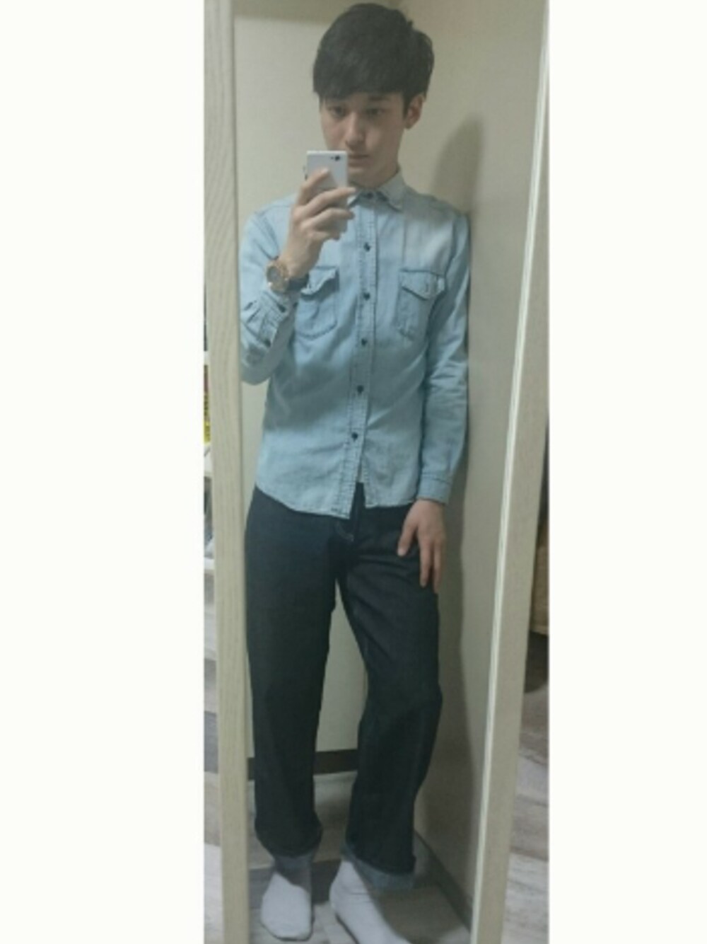 「デニム、ワイトパンツ、パンツスタイル、春コーデ、guess、時計、白靴下、マッシュ、ビッグシルエット、トレンド」｜「Right-onのアイテム（シャツ/ブラウス、ブルー系）」を使った、Ryuyaさん（メンズ・176cm）の春コーディネートの1枚目の写真