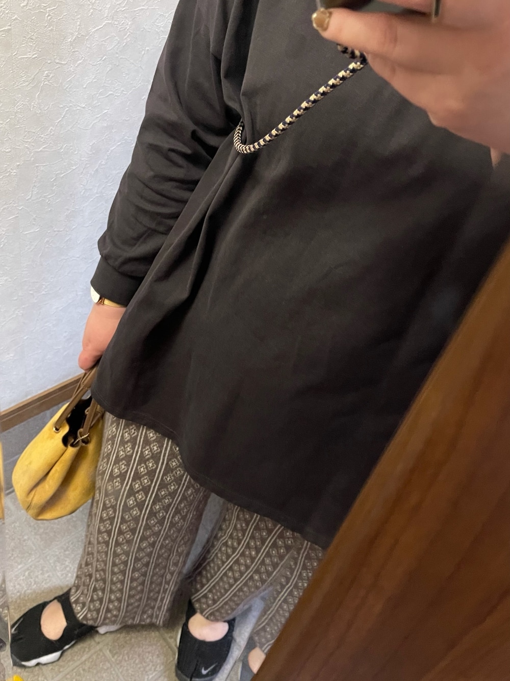「大人カジュアル、休日コーデ、スニーカーコーデ、エアリフト、ラフ、ニットパンツ、ぽっちゃり」｜「NIKEのナイキ エア リフト ブリーズ ウィメンズシューズ / Nike Air Rift Breathe Women's Shoes 848386-001 Black（スニーカー、ブラック系）」を使った、TeM*さん（レディース・167cm）の冬コーディネートの1枚目の写真