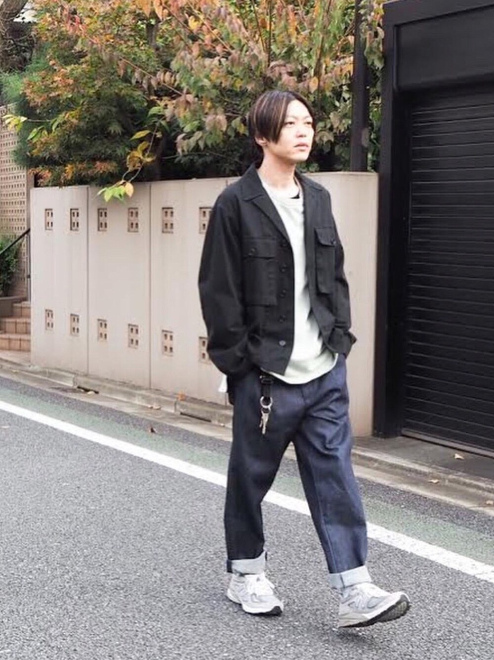 ブラック系のジャケット/アウター、ブルー系のデニムパンツ、グレー系のスニーカーを着用したメンズの秋コーディネートの1枚目の写真